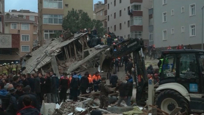 Al menos dos muertos y seis heridos al derrumbarse un edificio en Estambul