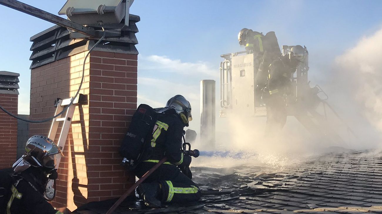 Los bomberos trabajan en el tejado del hotel