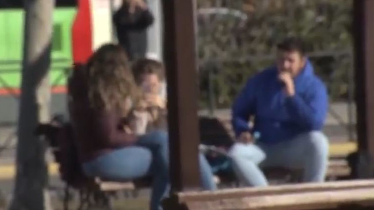 Un grupo de menores, en un parque de Fuenlabrada