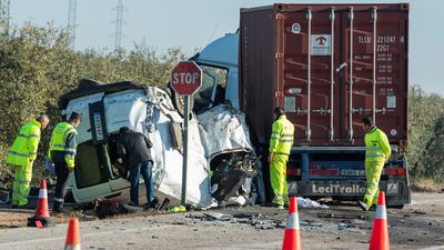 Cinco muertos al chocar un camión y un turismo en Utrera (Sevilla)