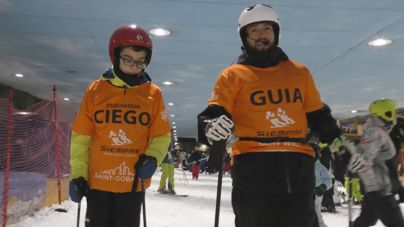 Andrés se siente libre esquiando pese a ser ciego