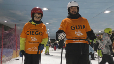Andrés se siente libre esquiando pese a ser ciego