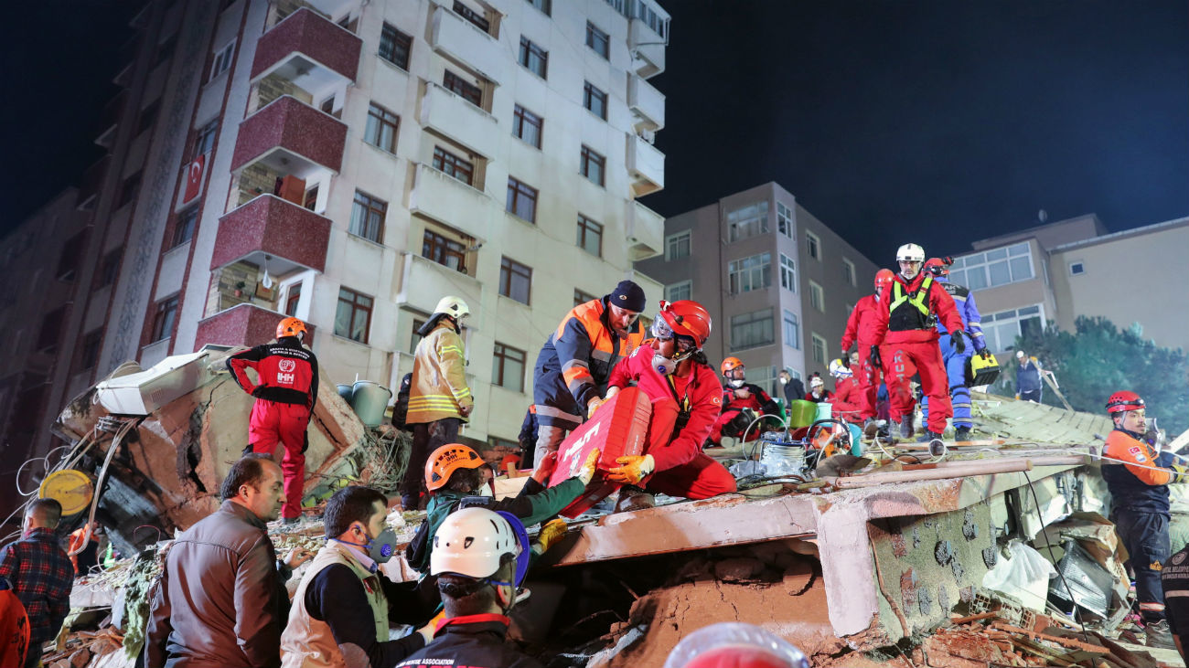 Aumentan a once los muertos por el derrumbe de un edificio en Estambul