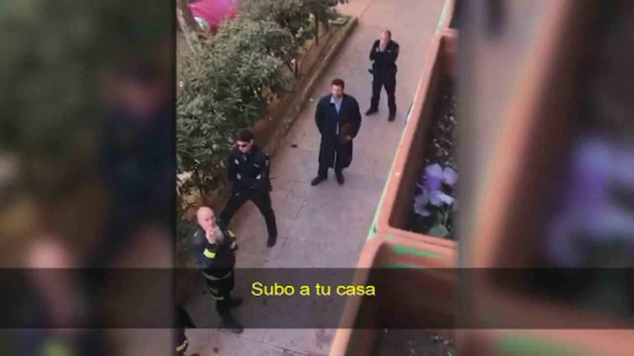 Negociación en directo entre una okupa y varios bomberos en San Blas