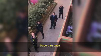 Negociación en directo entre una okupa y varios bomberos en San Blas