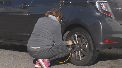 El incómodo euro que te cobran por inflar las ruedas en las gasolineras