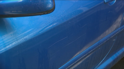 Un anciano raya más de 1.000 coches en Vigo