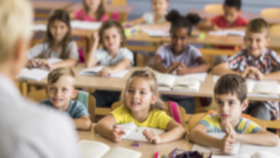 Cada vez más colegios permiten a los abuelos acompañar a los niños