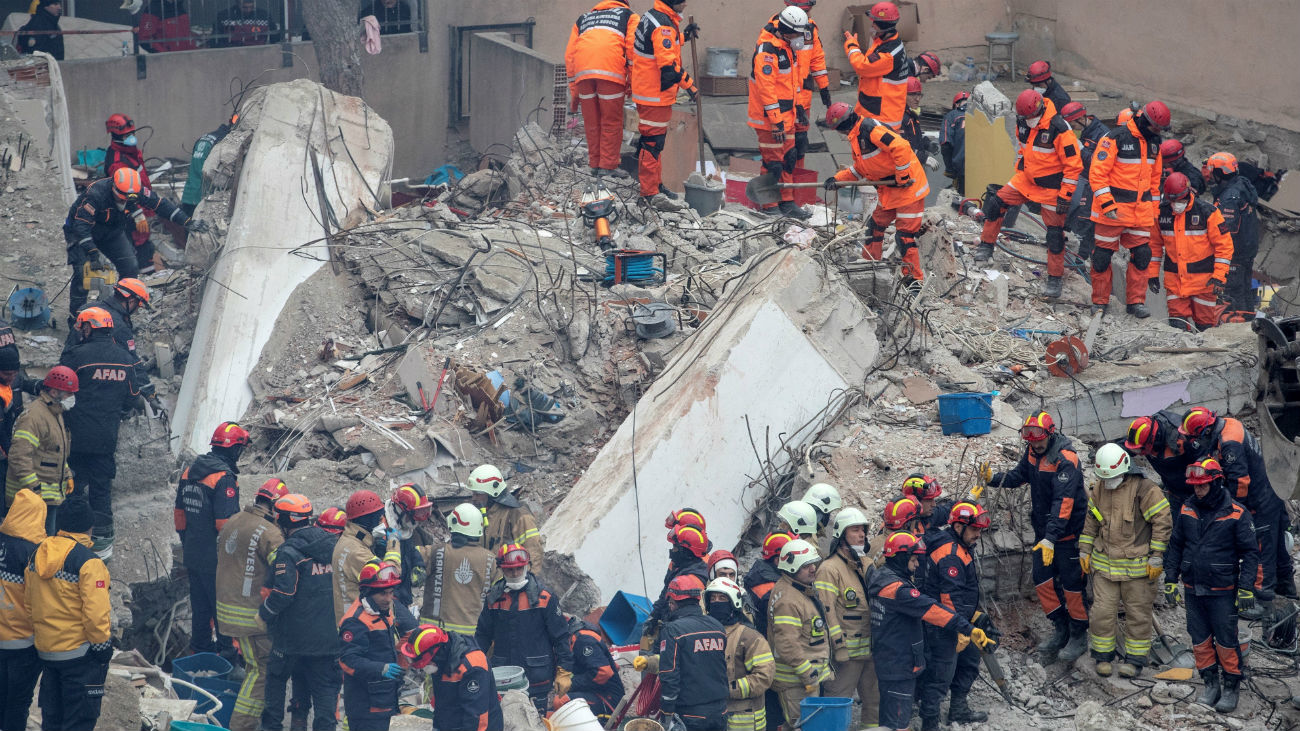 Miembros de los Servicios de rescate trabajan este viernes entre los escombros del edificio de ocho plantas