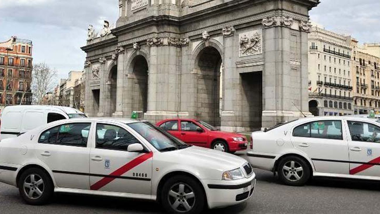 Los taxistas madrileños vuelven a manifestarse tras desconvocar la huelga