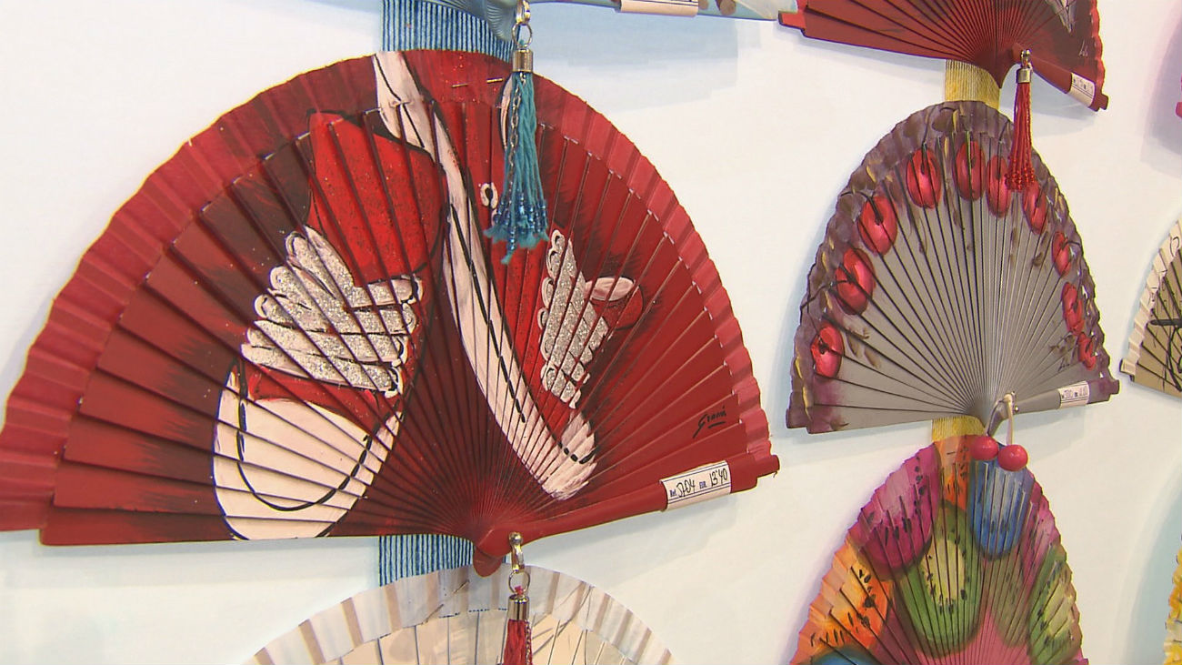 Los abanicos pintados a mano triunfan en Bisutex