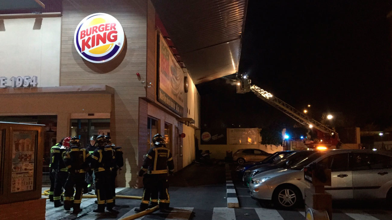 Desalojada una hamburguesería en Usera a causa de un incendio en su cocina