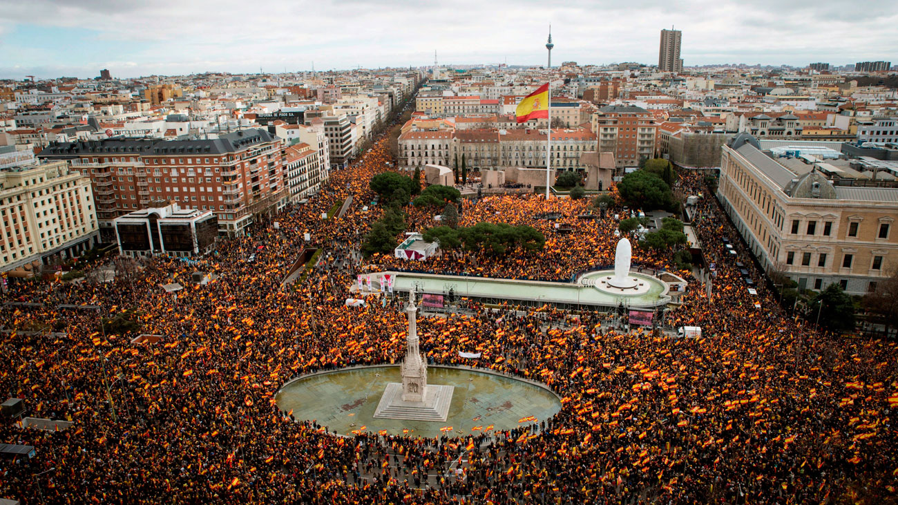 Miles de personas exigen elecciones a Sánchez en la plaza Colón
