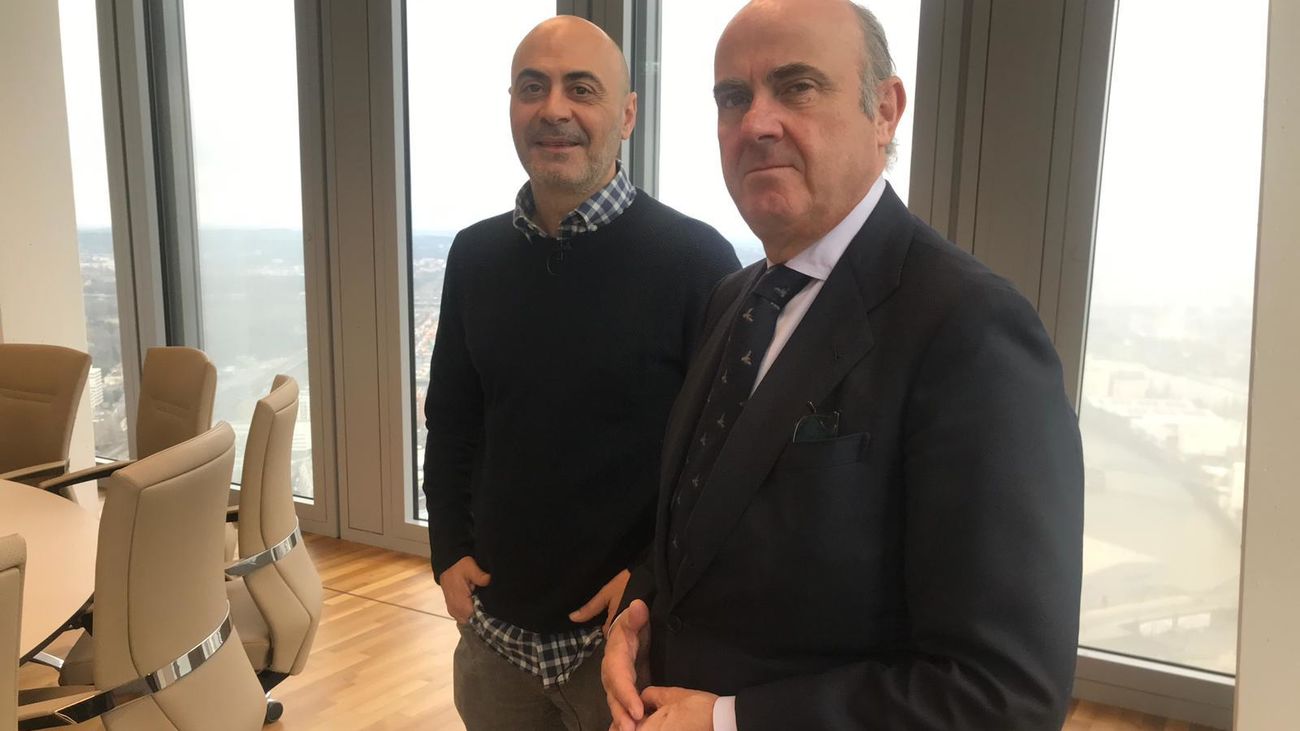 Luis de Guindos y el reportero de 'Madrileños por el Mundo' Juan Luis Martín.