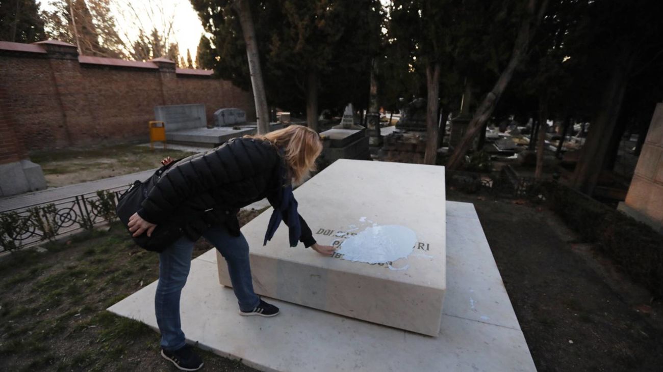 Pintadas en las tumbas de Pablo Iglesias, La Pasionaria y el panteón de la División Azul