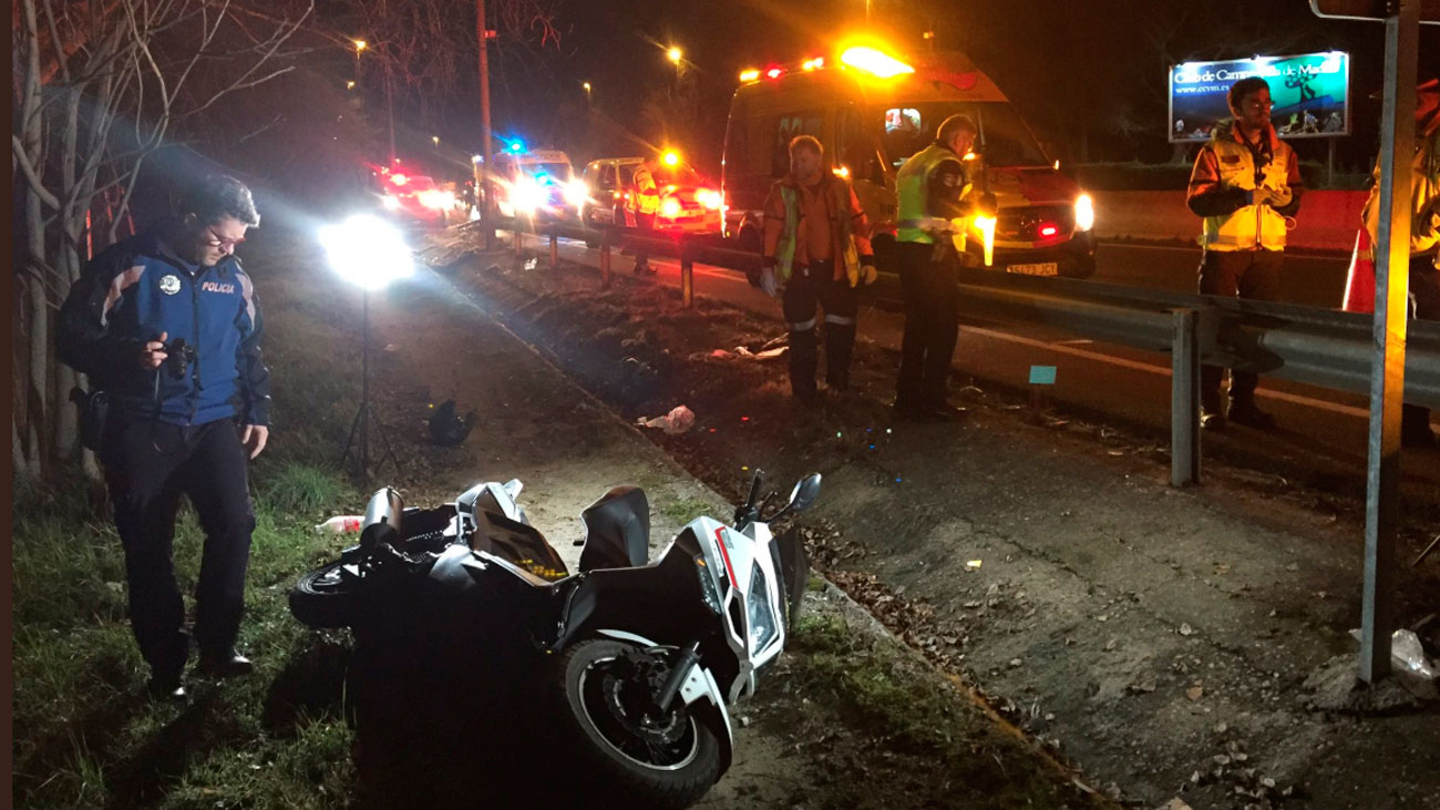 Dos jóvenes heridos graves en un accidente de moto en la M-500