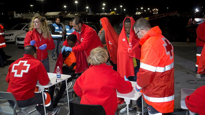 Rescatadas 54 personas de una patera que navegaba por el mar de Alborán