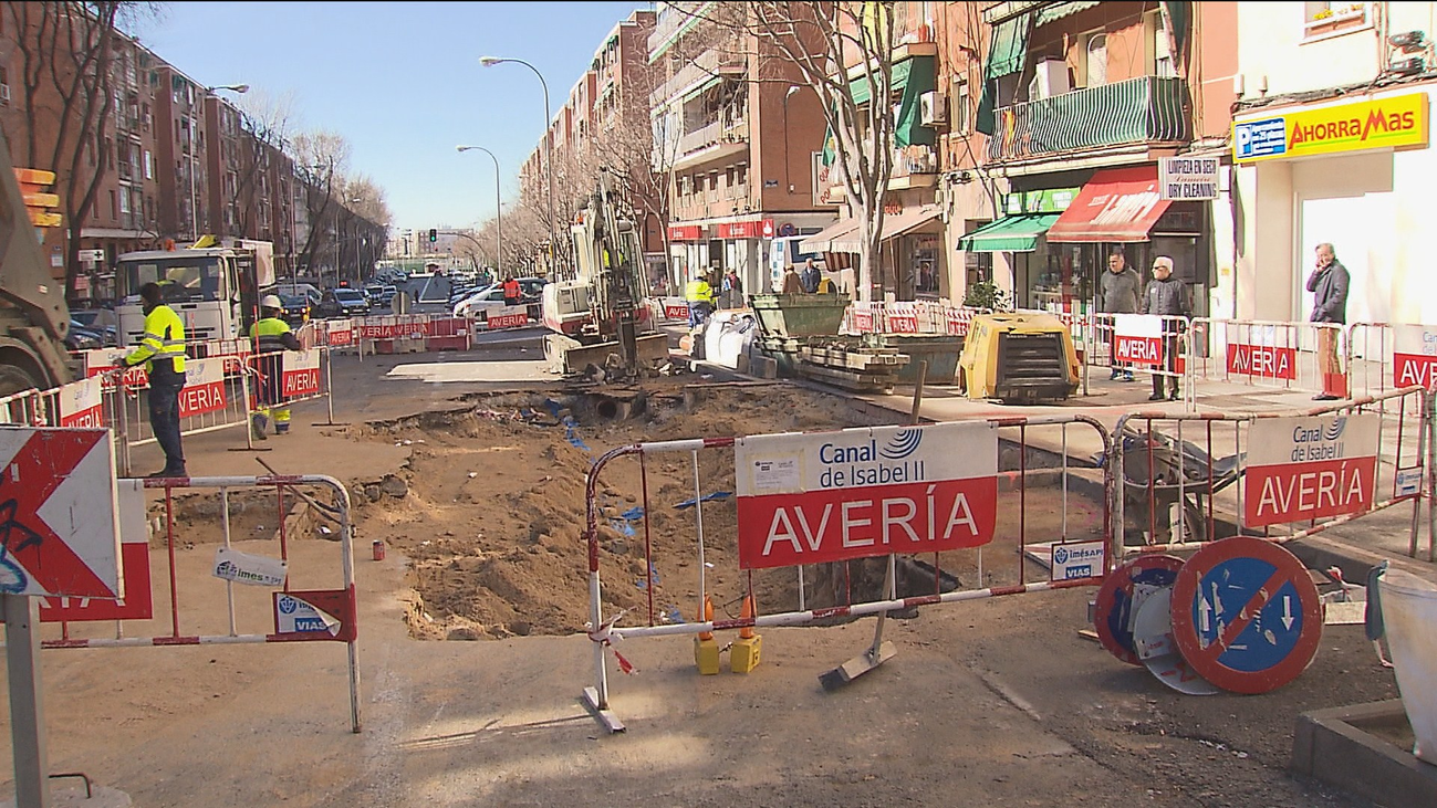 Siguen los trabajos para tapar el socavón de la calle José del Hierro de Ciudad Lineal