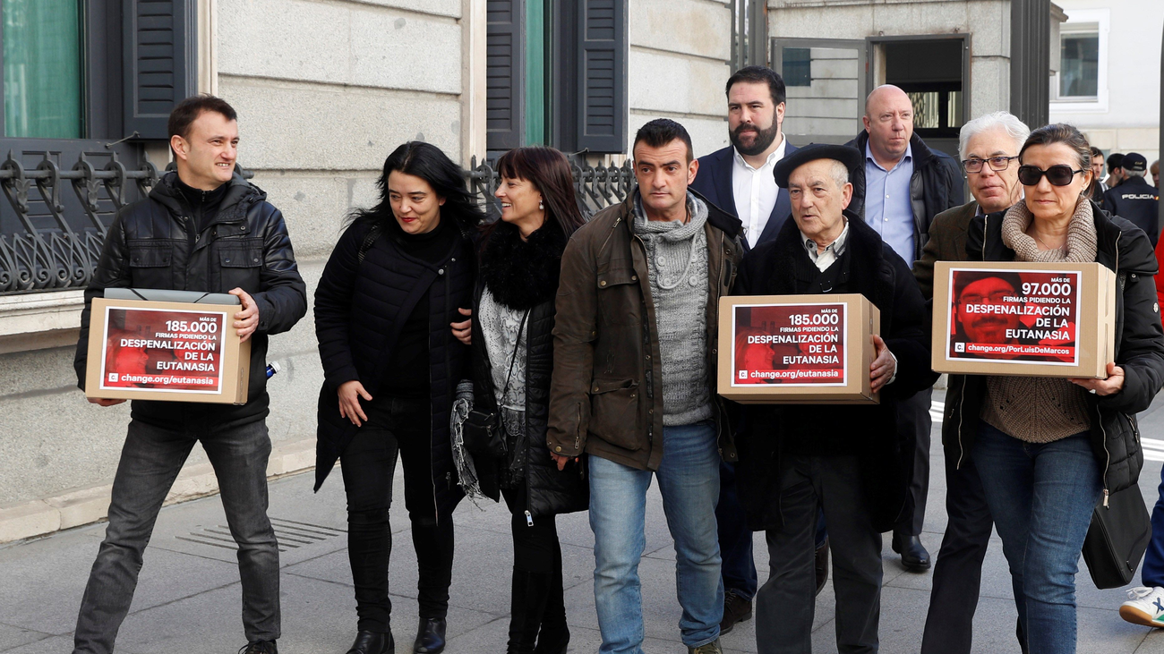 Más de 280.000 firmas llegan al Congreso para pedir la ley que regula la eutanasia