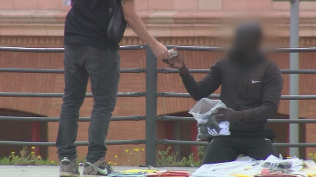 ¿Cuánto puede llegar a ganar un mantero en el centro de Madrid?