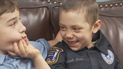 Abigail, una niña con cáncer que ha cumplido su deseo de ser policía