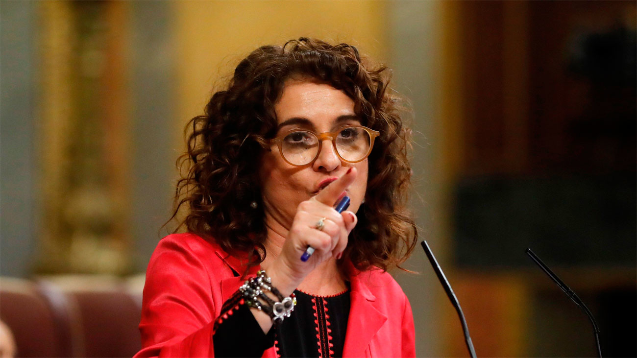 Montero asume la caída de sus cuentas en un debate con aire electoral