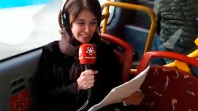Ely del Valle celebra el Día Mundial de la Radio emitiendo desde un autobús turístico