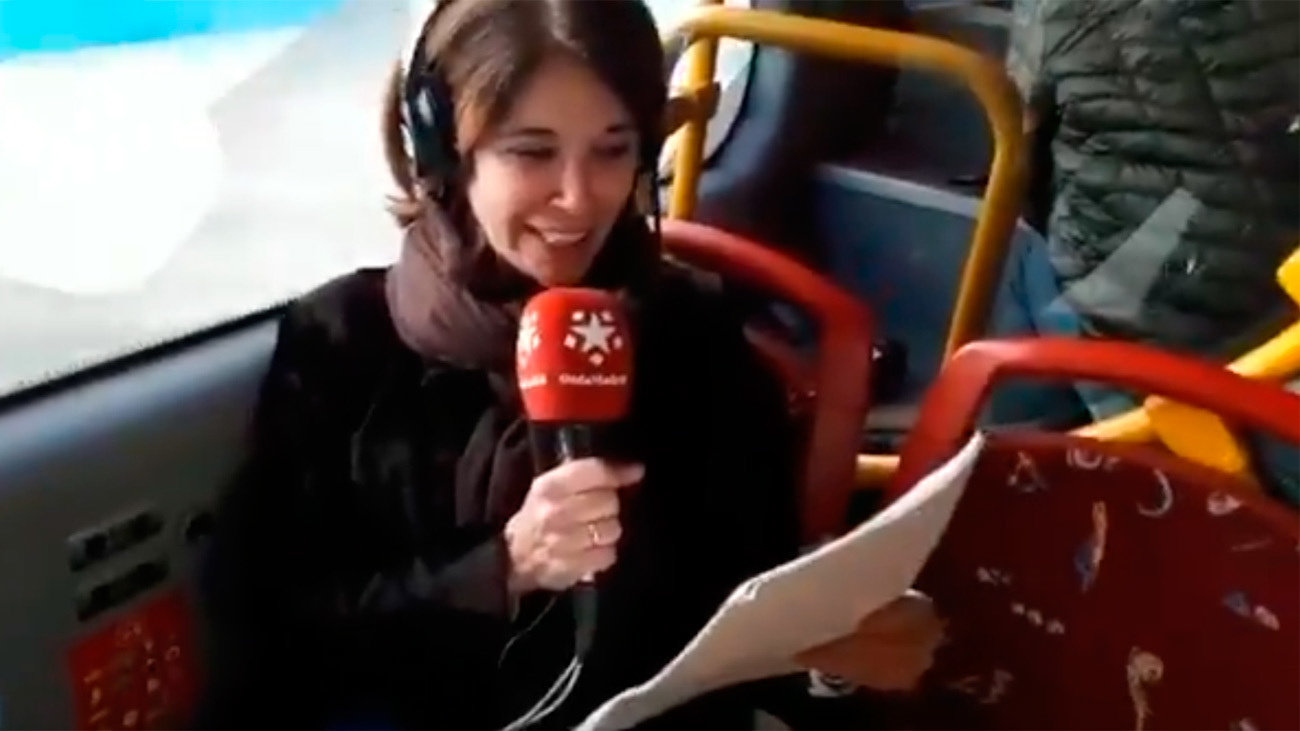 Ely del Valle celebra el Día Mundial de la Radio emitiendo desde un autobús turístico