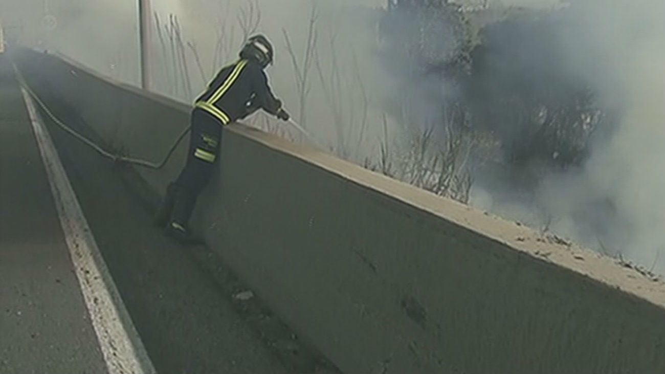 Dos carriles cortados en la A-42 por un incendio