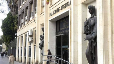 Condenan a 30 años a un profesor de Murcia por abusar de ocho alumnos