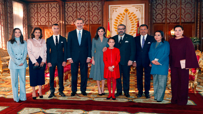 La familia real marroquí recibe en Rabat a los  Reyes de España