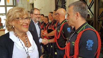 Carmena llama "cositas" a las reivindicaciones de los Bomberos de Madrid