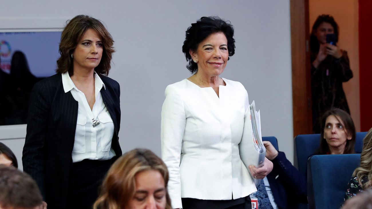 Las ministras de Educación, Isabel Celaá (d) y de Justicia, Dolores Delgado, durante la rueda de prensa posterior al Consejo de Ministros