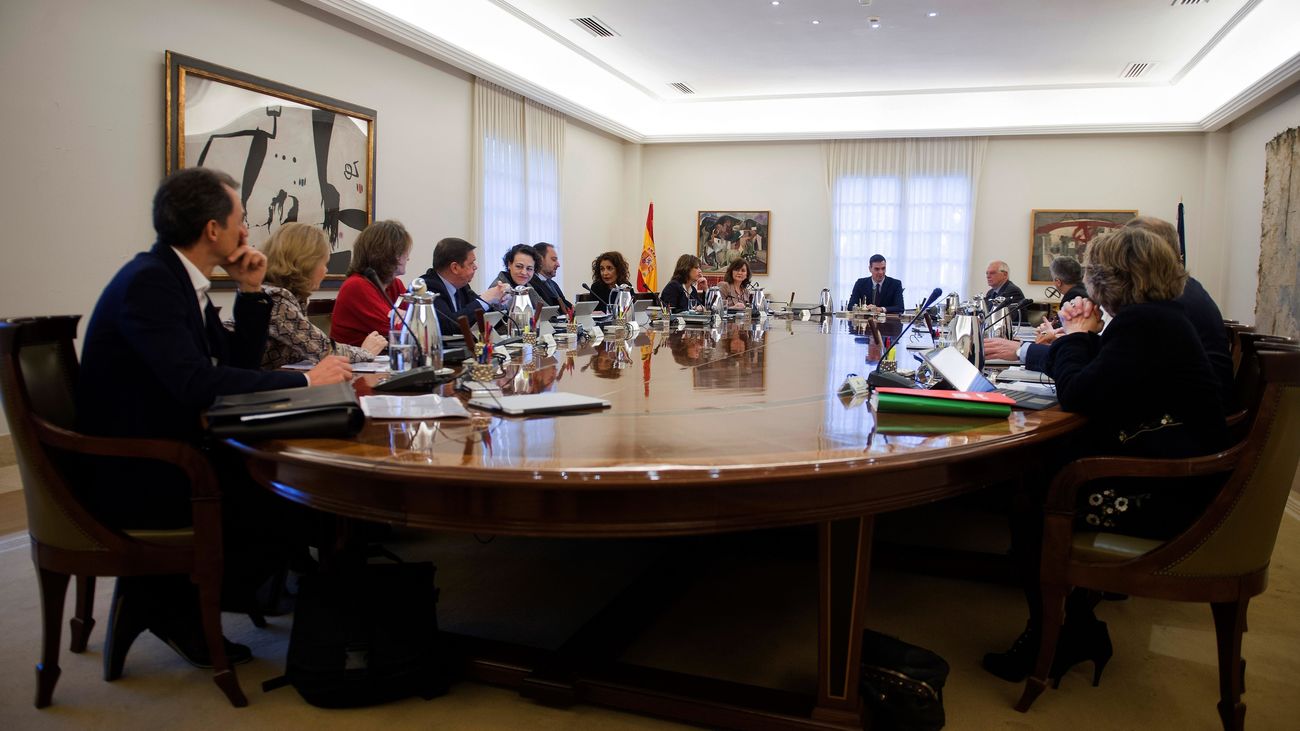 El presidente del Gobierno, Pedro Sánchez, preside la reunión de un Consejo de Ministros extraordinario, este viernes, en el palacio de la Moncloa.