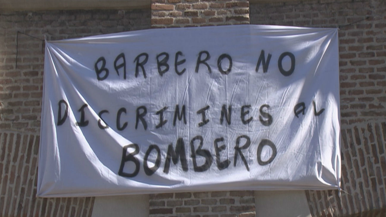 Pancartas en los parques de bomberos contra Barbero