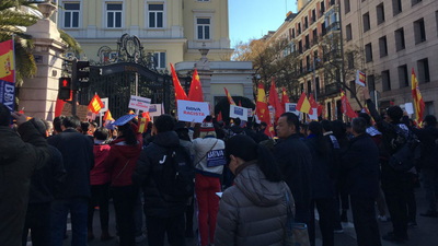 Miles de chinos cortan el Paseo de Recoletos por el bloqueo masivo de sus cuentas