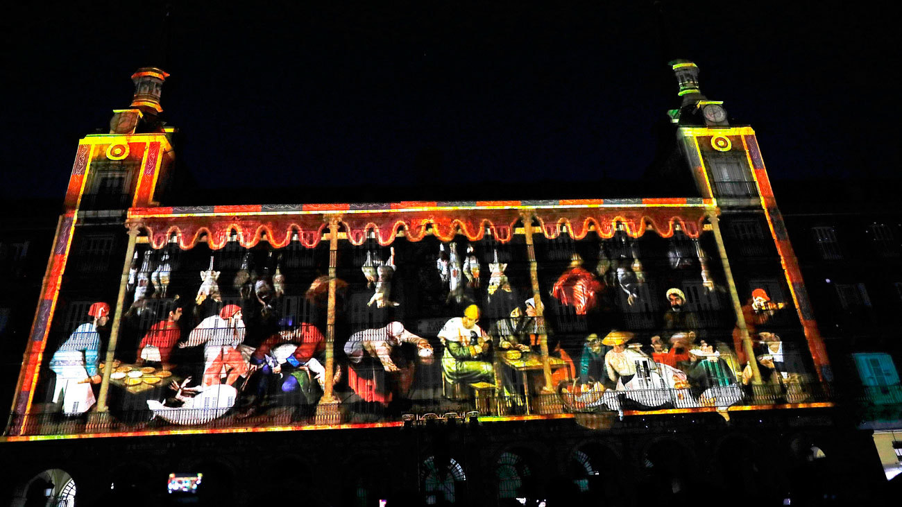 Un momento del video mapping proyectado este viernes en las cuatro fachadas de la Plaza Mayor de Madrid