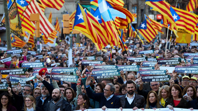 Miles de manifestantes claman en Barcelona contra el juicio del "procés"