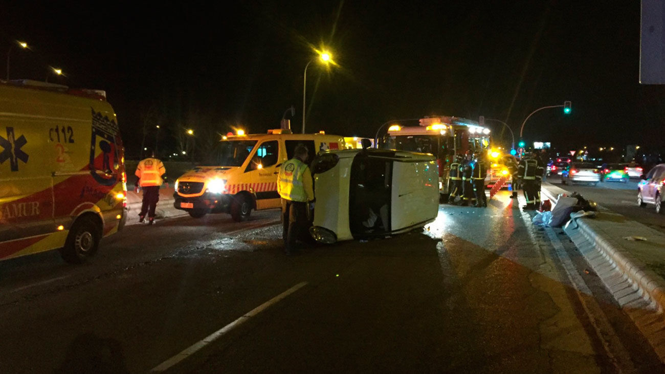 Herido grave un hombre al volcar su vehículo en la Avda de Andalucía