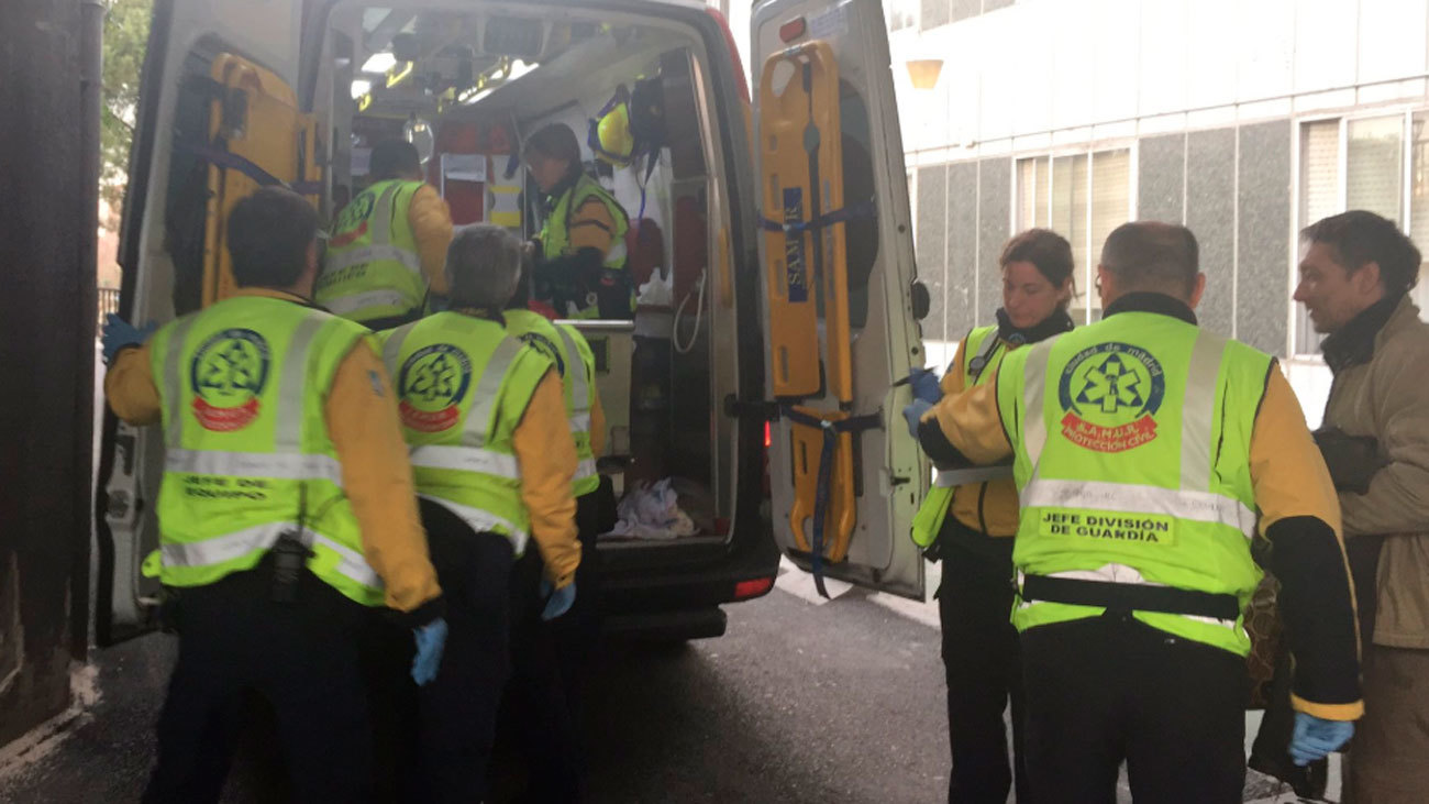 Una mujer da a luz una niña dentro de una ambulancia del Samur en San Blas