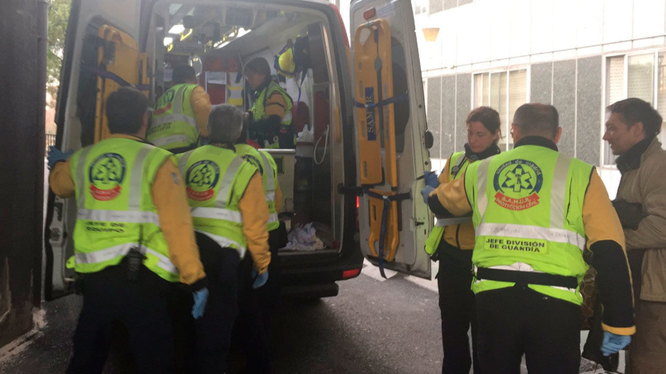Una mujer da a luz una niña dentro de una ambulancia del Samur en San Blas