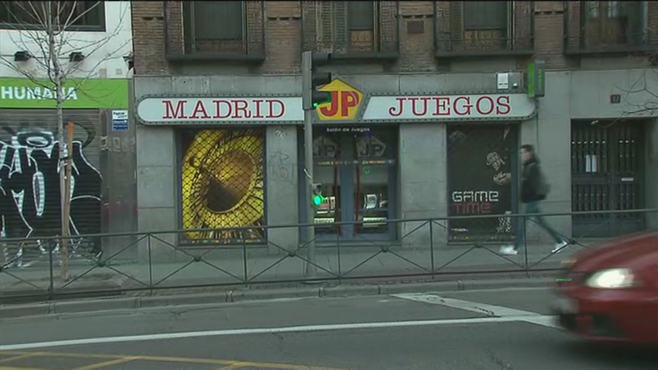 Proliferan en Vallecas las casas de apuestas con ofertas tiradas de precio para captar a jóvenes