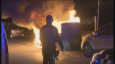 La policía busca a un pirómano en Usera por la quema de contenedores
