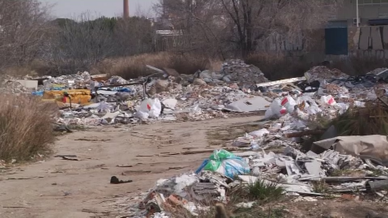 Rodeados de basura en Villaverde Alto