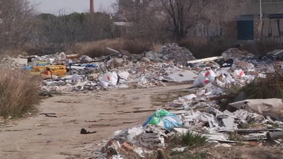 Rodeados de basura en Villaverde Alto
