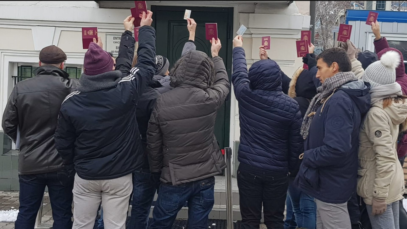 Decenas de familias españolas exigen ante el consulado en Kiev la inscripción de sus hijos