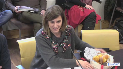 La oposición lleva sus propias magdalenas dan a Carmena su receta: "Dejar el nepotismo"