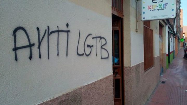 Aparecen pintadas homófobas en la sede LGTB de Alcalá