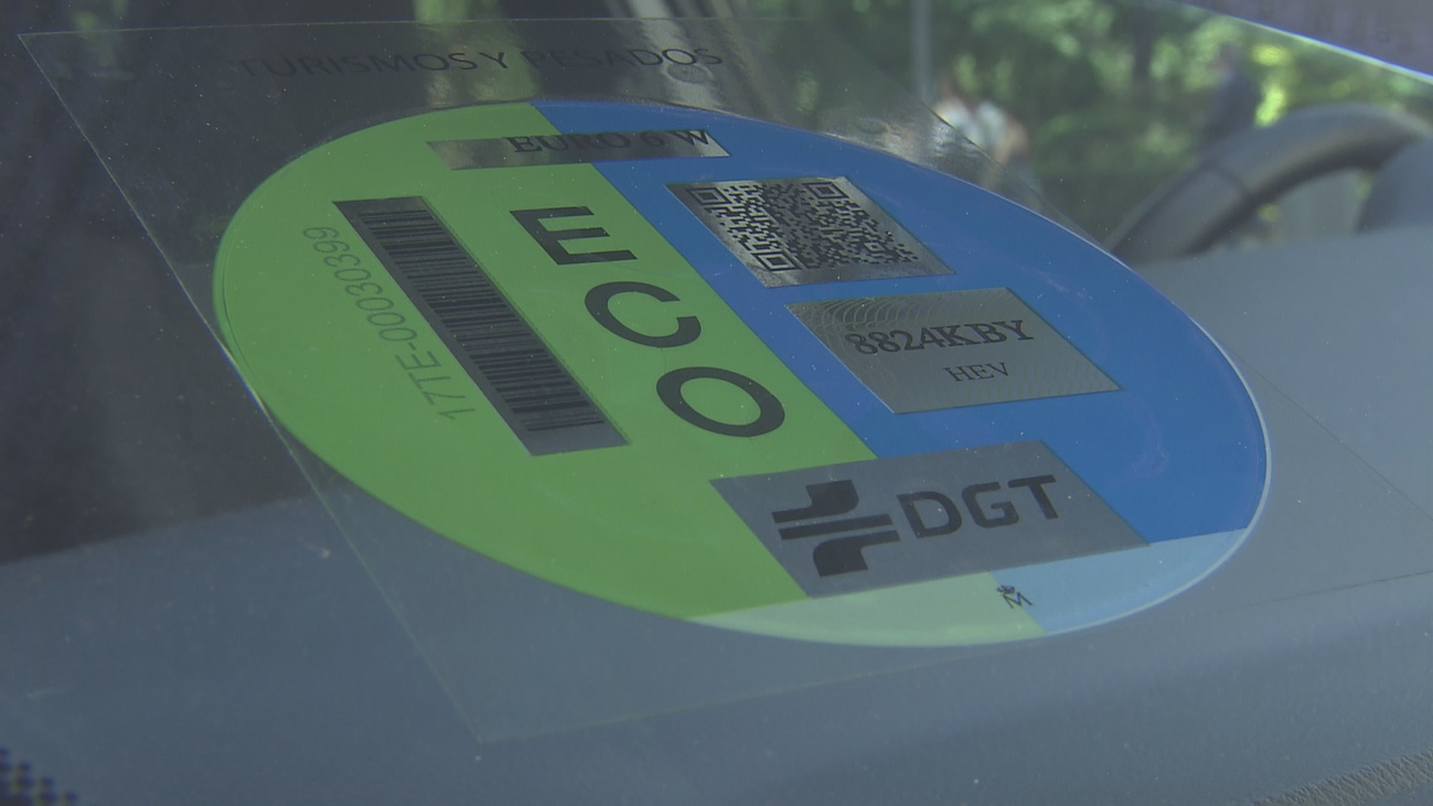 La OCU advierte que un coche 'eco' no siempre contamina menos que los gasolina