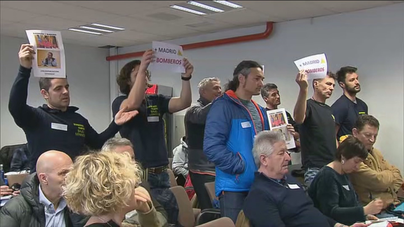 La oposición pide la dimisión de Javier Barbero por la crisis de los bomberos